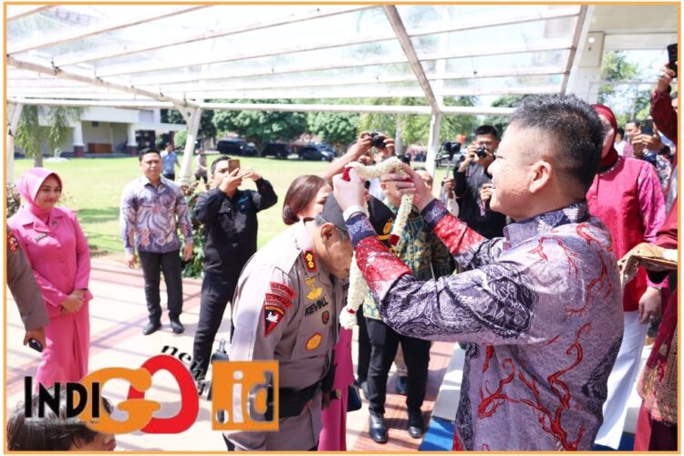 Bupati Enos saat hadiri pisah sambut Kapolres OKU Tinmur, Minggu (15/7).