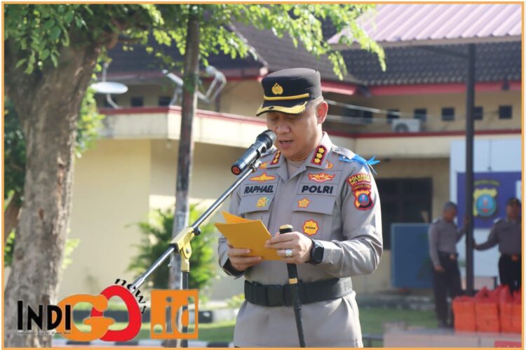 Kapolresta Deliserdang, Kombes. Pol. Raphael Sandhy Cahya Priambodo SIK saat pimpin upacara gelar pasukan, Senin (15/7).