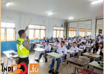 Kanit Kamsel Sat Lantas Polres Dairi, AIPDA. Poltak Aritonang saat sosialisasi Operasi Patuh Toba di SMA Methodis, Selasa (16/7).