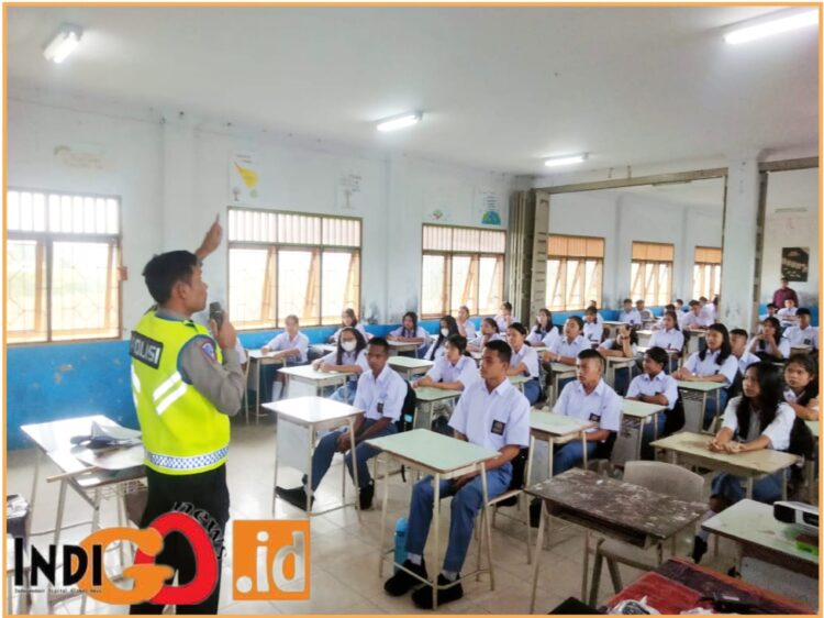 Kanit Kamsel Sat Lantas Polres Dairi, AIPDA. Poltak Aritonang saat sosialisasi Operasi Patuh Toba di SMA Methodis, Selasa (16/7).