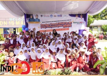 Bunda PAUD Kabupaten OKU Timur, Sheila Noberta saat hadiri MPLS di SD Negeri 15 Martapura, Kabupaten OKU Timur - Sumsel, Selasa (16/7).