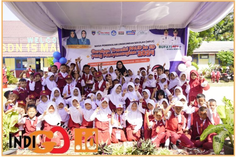 Bunda PAUD Kabupaten OKU Timur, Sheila Noberta saat hadiri MPLS di SD Negeri 15 Martapura, Kabupaten OKU Timur - Sumsel, Selasa (16/7).