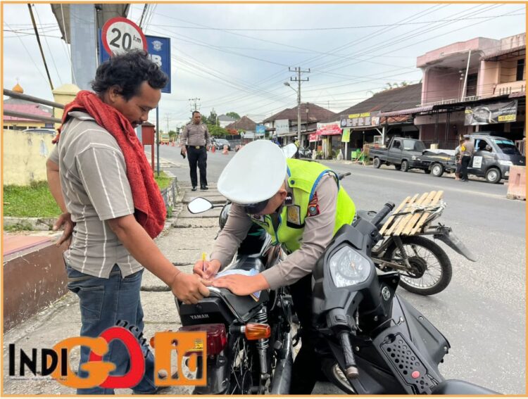Personil Sat Lantas Polres Dairi saat giat Operasi Patuh Toba 2024, Rabu (17/7).