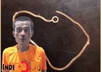 Tersangka dan barang bukti saat diamankan di Mapolsek Deli Tua, Rabu (17/7).