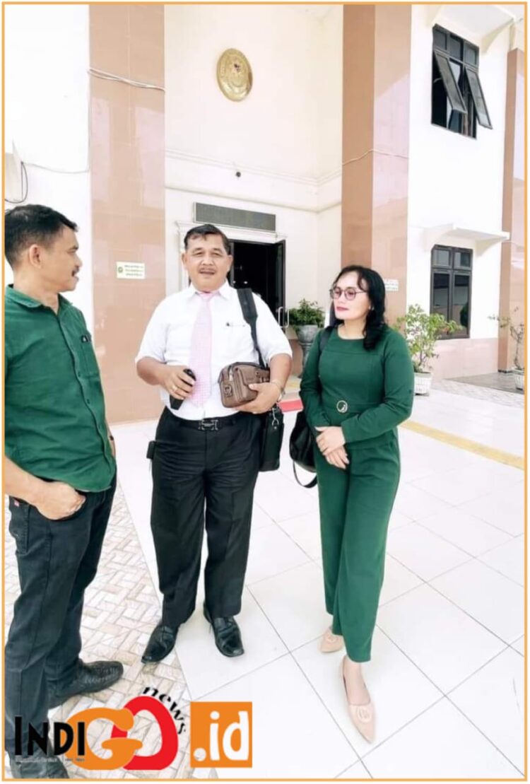 Drs. Marudut Hutajulu.SH, MH, MM bersama Kliennya Elisabet Simanjuntak usai menghadiri sidang Praperadilan di PN Balige, Jumat (19/7).