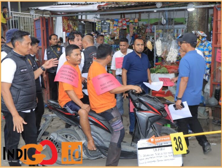 Rekonstruksi pembunuhan wartawan  dan keluarga di Tanah Karo, Jumat malam (19/7).