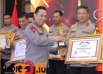 Kapolri, Jenderal. Pol. Listyo Sigit Prabowo kepada Kapolda Sumut, Komjen. Pol. Agung Setya Imam Effendi di Jakarta, Rabu malam (17/7/2024).