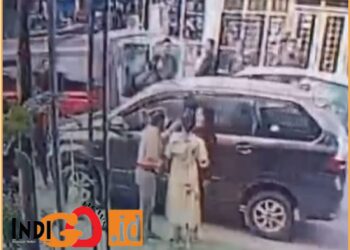 Cuplikan Gambar dalam video CCTV bahwa Elisabet Simanjuntak saat diserang Susanti Siahaan di depan UD. Jojor dan Hotel Mezra, Minggu (21/7).
