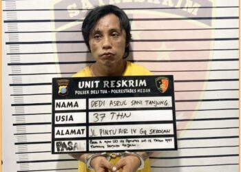 Tersangka saat diamankan di Polsek Deli Tua, Sabtu (20/7).