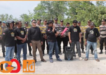 Personil Polres Lingga saat amankan unjuk rasa, Senin (22/7).