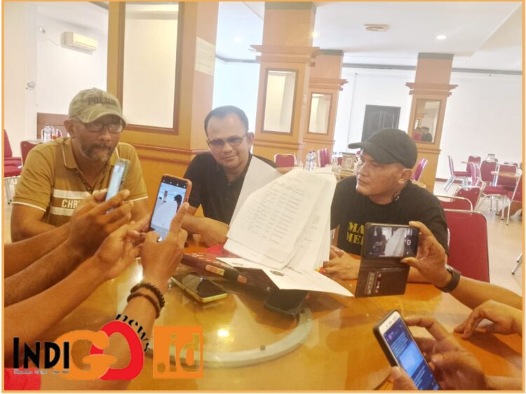 DPD LI BAPAN Wilayah Kepri, Ahmad Iskandar Tanjung saat konferensi pers, Selasa (23/7).