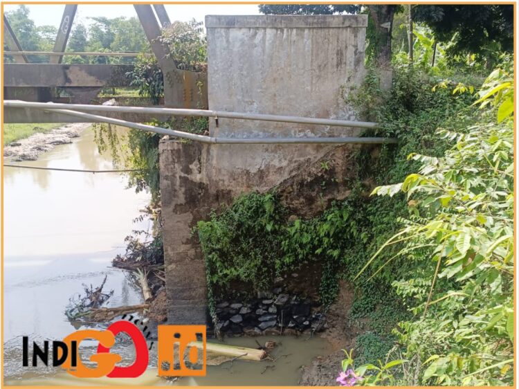 Kondisi jembatan yang penahanya longsor, Rabu (24/7).