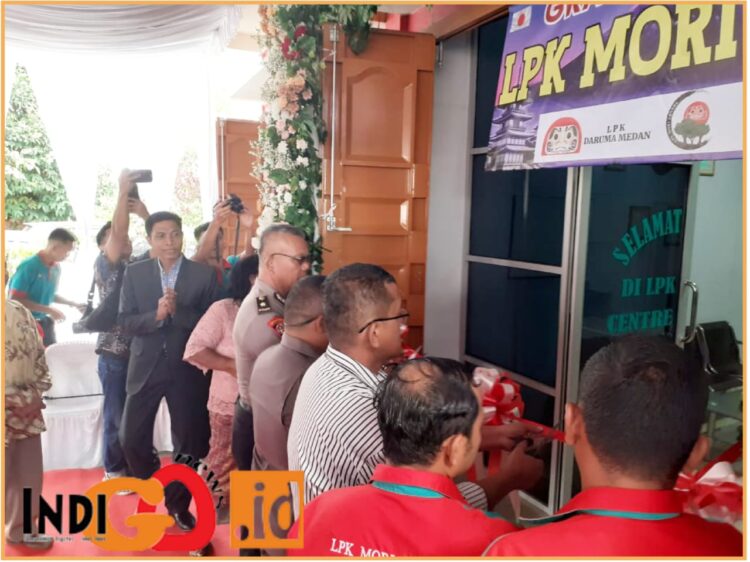 Saat pengguntingan pita oleh Pj Bupati Taput yang di wakili Ronny Hutasoit Sekretaris Dinas Tenaga Kerja Taput, Kamis (25/7).