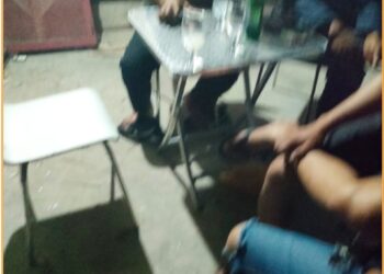 Seorang amggota Polres Taput berada dirumah Bandar Togel saat digerebek personel Kodim 0210/ TU, Kamis (25/7).