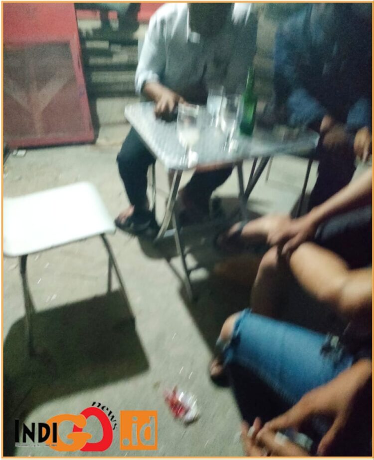 Seorang amggota Polres Taput berada dirumah Bandar Togel saat digerebek personel Kodim 0210/ TU, Kamis (25/7).