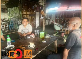 Sopan Sofyan Ketua  Gamat kota Tanjung pinang Baju abu abu, baju hitam kakek tua yang telantar