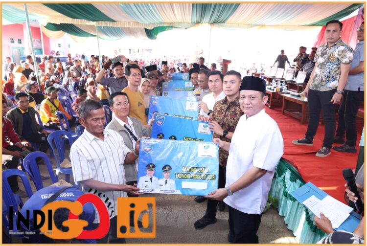 Bupati OKU Timur, Ir. H. Lanosin MT akrab disapa Enos menyerahkan Bantuan Usaha Ekonomi Produktif (UEP) dan sembako untuk masyarakat pra sejahtera dilaksanakan di Aula Balai Desa Cempaka, Kecamatan Cempaka, Kabupaten OKU Timur - Sumsel, Jumat (26/7/2024).