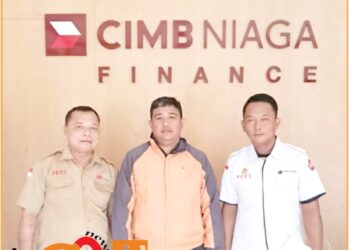 Ketua DPD SPRI Sumut, Burju Simatupang ST, SH bersama rekan saat dikantor CIMB Niaga Finance Medan, Rabu (31/7).