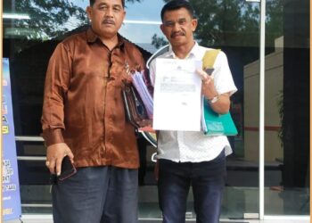 Djonggi Napitupulu suami dari ES bersama PHnya saat berada di Polda Sumut, Rabu (31/7).