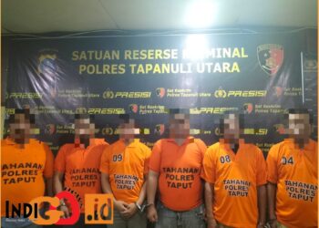 Ke enam tersangka penganiayaan saat diamankan di Polres Taput, Selasa (6/8).