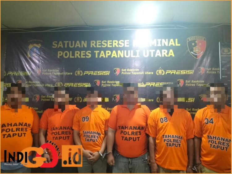 Ke enam tersangka penganiayaan saat diamankan di Polres Taput, Selasa (6/8).