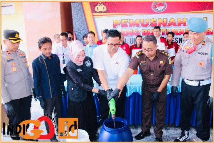 Wadir Resnarkoba, AKBP. Harrisandi SIK bersama perwakilan dari Kejati Fijar Wijayanto SH, tim dari Bidlabfor, pengacara tersangka dan perwakilan GANN Sumsel saat pemusnahan sabu, Rabu (31/7).