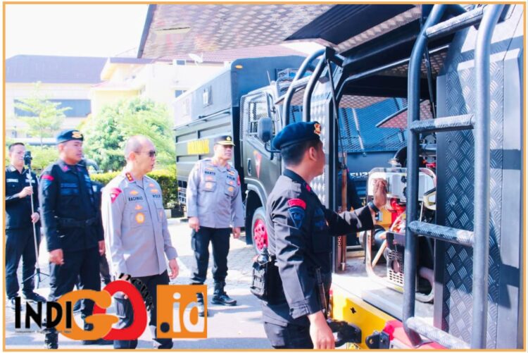 Kapolda Sumsel, Irjen. Pol. A. Rachmad Wibowo melepas keberangkatan 170 personel Brimob, Sabhara dan Polair kedaerah rawan karhutla di Provinsi Sumatera Selatan