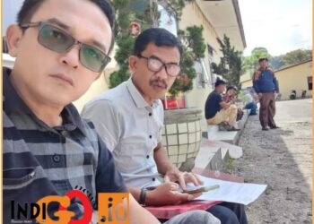 Ivan Djonggi Napitupulu bersama reporter Indigonews saat di Polres Toba, Jumat (2/8).