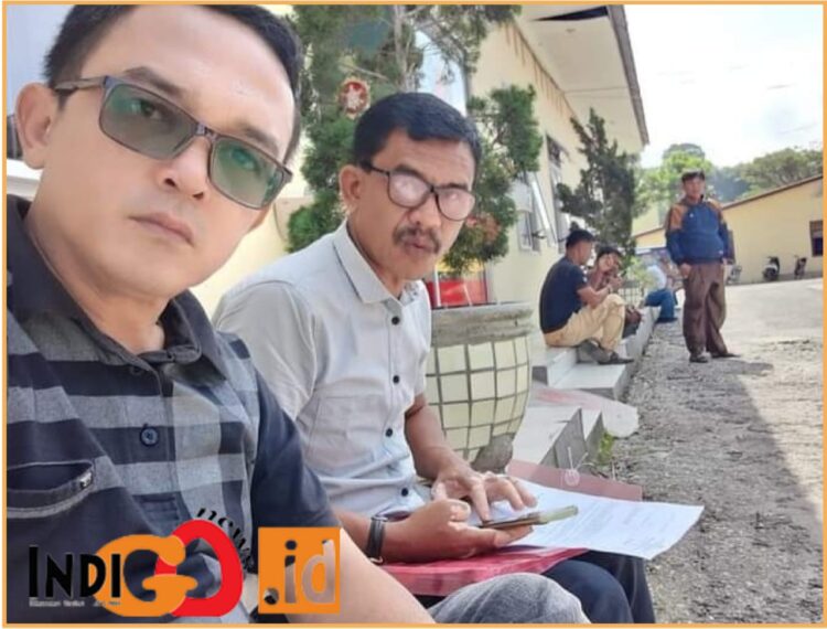 Ivan Djonggi Napitupulu bersama reporter Indigonews saat di Polres Toba, Jumat (2/8).
