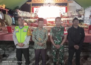 Kades Nusaraya, Mulyono bersama Bhabinkamgibmas, Bhabinsa serta tokoh masyarakat saat HUT Desa Nusaraya ke- 65, Minggu (4/8).