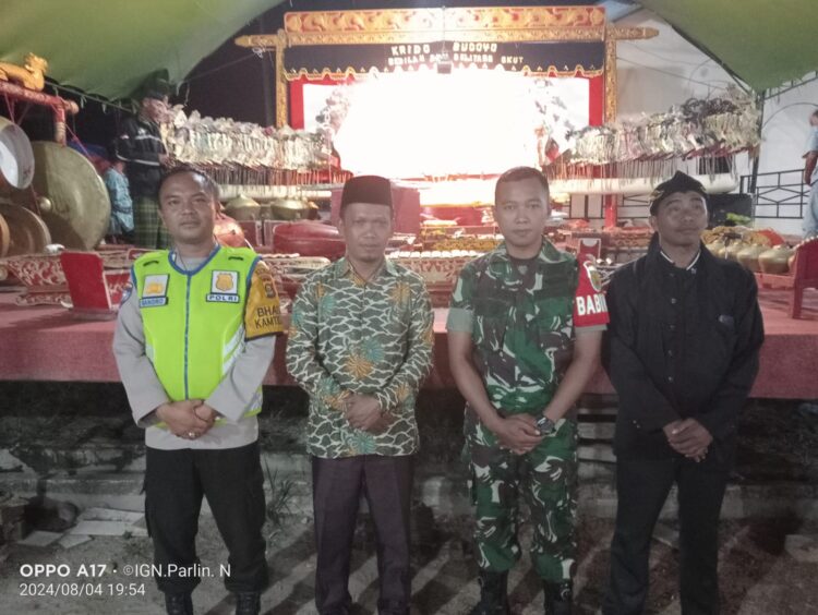 Kades Nusaraya, Mulyono bersama Bhabinkamgibmas, Bhabinsa serta tokoh masyarakat saat HUT Desa Nusaraya ke- 65, Minggu (4/8).