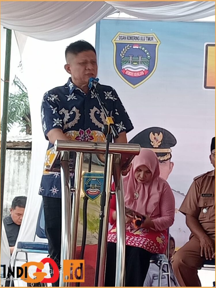 Bupati Enos saat peresmian kantor UPT Disdukcapil di Kecamatan Belitang ll, Kabupaten OKU Timur - Sumsel  Senin (5/8).