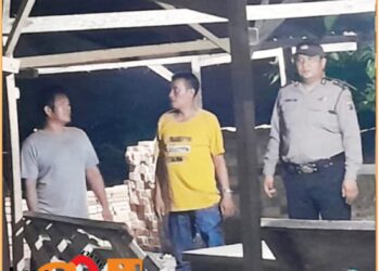 Personil Polsek Firdaus jajaran Polres Serdang Bedagai bersama pemilik rumah yang dijadikan tempat gelper judi tembak ikan, Senin malam (5/8).