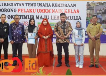 Bupati OKU Timur, Enos didampingi Ketua TP PKK dr. Sheila Noberta Sp.A, M.Kes saat acara temu usaha kemitraan, Selasa (6/8).