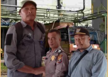 James Trafo Sitorus ST bersama rekanya Edisanto Panjaitan saat serahkan dumas di Polres Toba, Rabu (7/8).