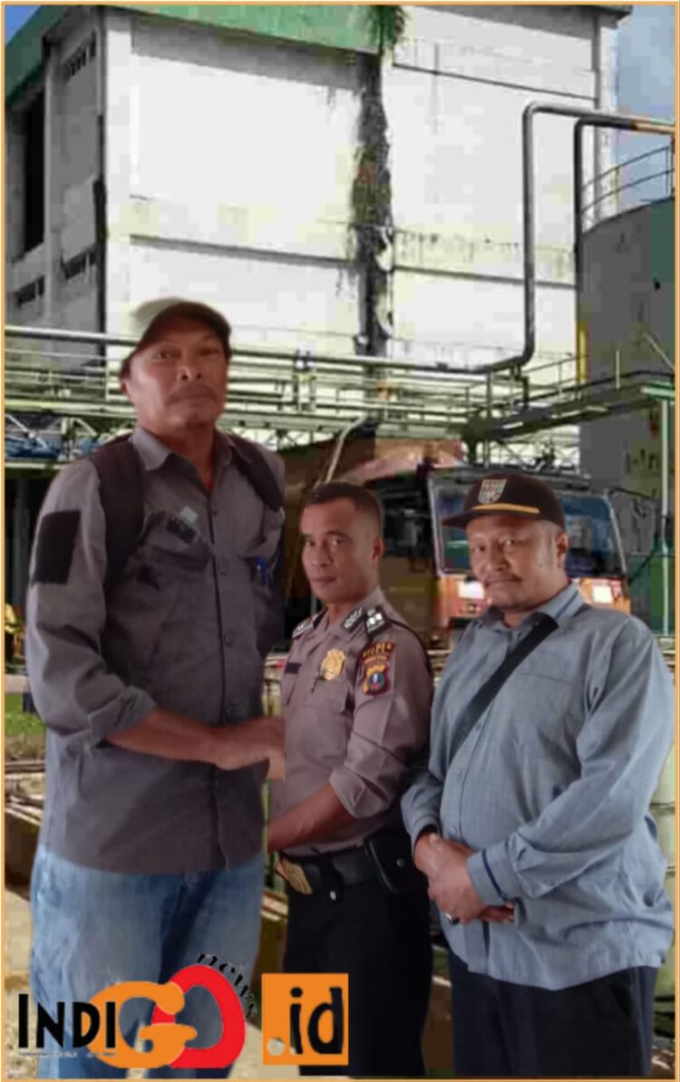 James Trafo Sitorus ST bersama rekanya Edisanto Panjaitan saat serahkan dumas di Polres Toba, Rabu (7/8).