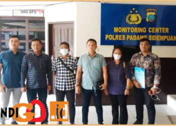 Law Office Tomi Sihotang SH & Partners saat dampingi MS membuat laporan di Polres Kota Padang Sidimpuan, Minggu (11/8).