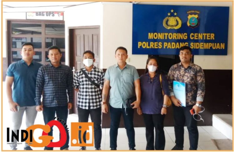 Law Office Tomi Sihotang SH & Partners saat dampingi MS membuat laporan di Polres Kota Padang Sidimpuan, Minggu (11/8).