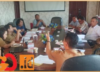 Pemkab Toba bersama Komunitas Konversi Lingkungan Yoba dan TPL saat pembahasan kegiatan usaha dan limbah yang dihasilkan oleh PT. Toba Pulp Lestari Tbk (TPL), Senin (12/8/2024).