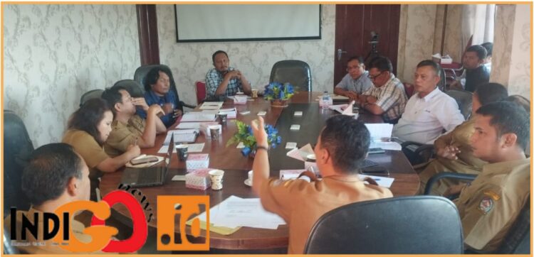 Pemkab Toba bersama Komunitas Konversi Lingkungan Yoba dan TPL saat pembahasan kegiatan usaha dan limbah yang dihasilkan oleh PT. Toba Pulp Lestari Tbk (TPL), Senin (12/8/2024).