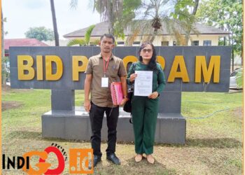 Elisabet Simanjunta bersama suaminya Djonggi Napitupulu usai melaporkan Polres Toba ke Bidang Propam Polda Sumatera Utara, Jumat (30/8).