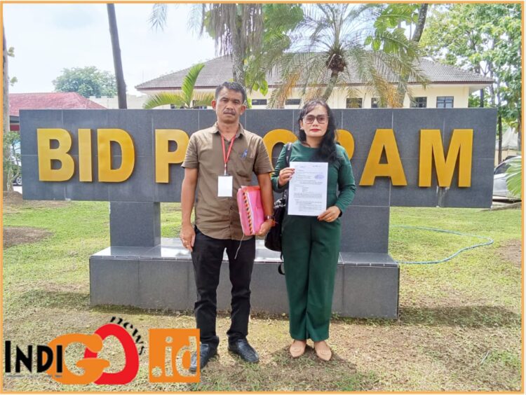 Elisabet Simanjunta bersama suaminya Djonggi Napitupulu usai melaporkan Polres Toba ke Bidang Propam Polda Sumatera Utara, Jumat (30/8).