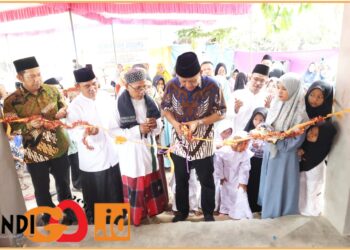 Bupati OKU Timur, Enos saat mengguting pita peresmian gedung TKA/ TPA Ponpes Wali Songo, Minggu (1/9).