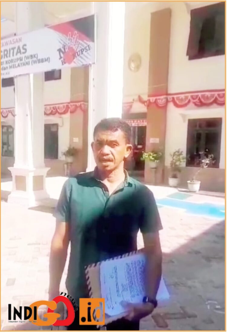 Djonggi Napitupulu suami korban Elisabet Simanjuntak saat memberikan keterangan di depan Pengadilan Negeri Balige, Senin (2/9).