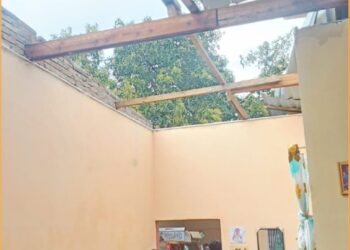 Salah satu rumah warga yang atapnya rusak akibat puting beliung, Minggu (1/9).