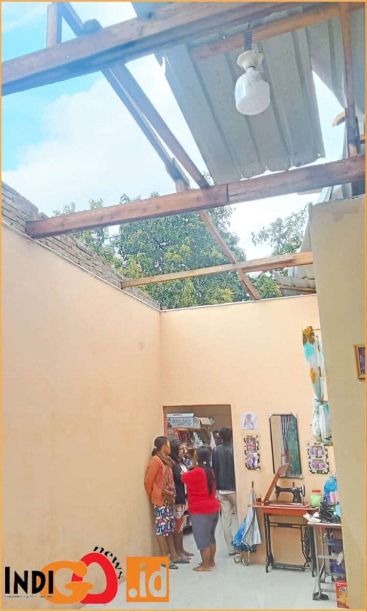 Salah satu rumah warga yang atapnya rusak akibat puting beliung, Minggu (1/9).