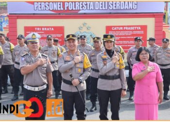 Kapolresta Deliserdang, Kombes. Pol. Raphael Sandhy Cahya Priambodo SIK saat pimpin upacara kenaikan pangkat pengabdian personil, Senin (2/9).