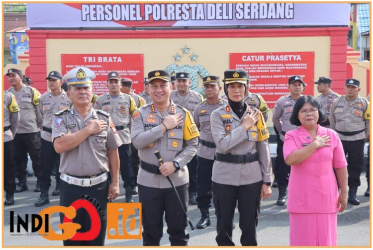 Kapolresta Deliserdang, Kombes. Pol. Raphael Sandhy Cahya Priambodo SIK saat pimpin upacara kenaikan pangkat pengabdian personil, Senin (2/9).
