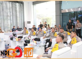 Kapolda Sumut Irjen. Pol. Whisnu Hermawan didampingi Wakapolda Sumut Brigjen. Pol. Rony Samtana, Irwasda Kombes. Pol. Nanang, Direktur Intelkam Kombes. Pol. Dwi Indra, Direktur Lalu Lintas Kombes. Pol. Muji Ediyanto, Kabid Humas Kombes. Pol. Hadi Wahyudi dan Kabid TIK Kombes. Pol. Adenan saat tinjau posko K3I Satgas PON Aceh - Sumut 2024, Minggu (1/9).