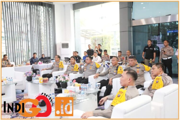 Kapolda Sumut Irjen. Pol. Whisnu Hermawan didampingi Wakapolda Sumut Brigjen. Pol. Rony Samtana, Irwasda Kombes. Pol. Nanang, Direktur Intelkam Kombes. Pol. Dwi Indra, Direktur Lalu Lintas Kombes. Pol. Muji Ediyanto, Kabid Humas Kombes. Pol. Hadi Wahyudi dan Kabid TIK Kombes. Pol. Adenan saat tinjau posko K3I Satgas PON Aceh - Sumut 2024, Minggu (1/9).